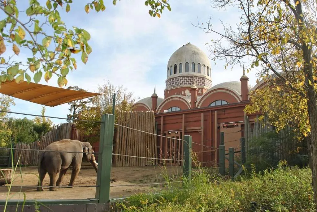 2048px-Cincinnati_Zoo_-_Elephant_House_View_3